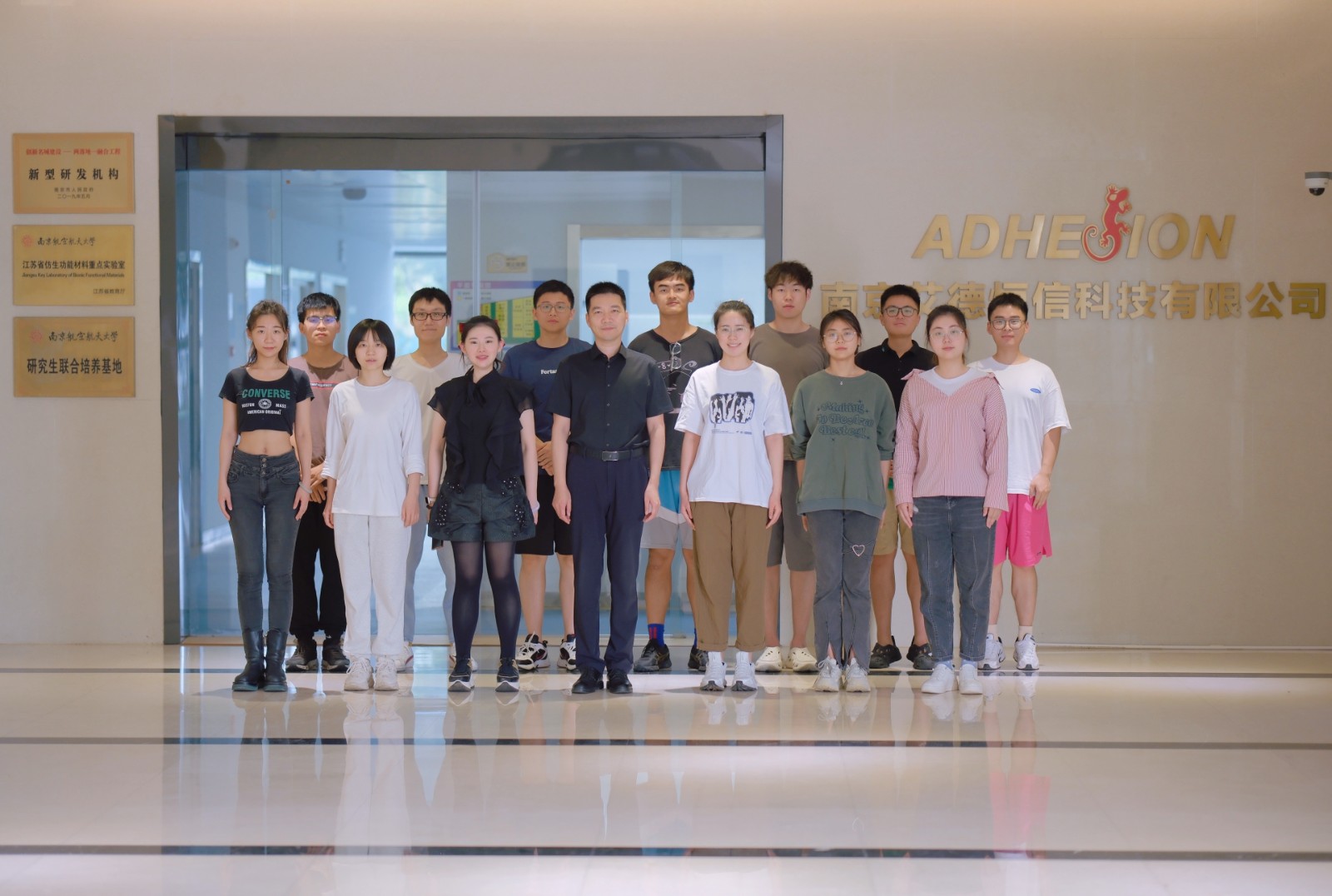 公司團(tuán)隊照片.jpg 公司團(tuán)隊照片.jpg